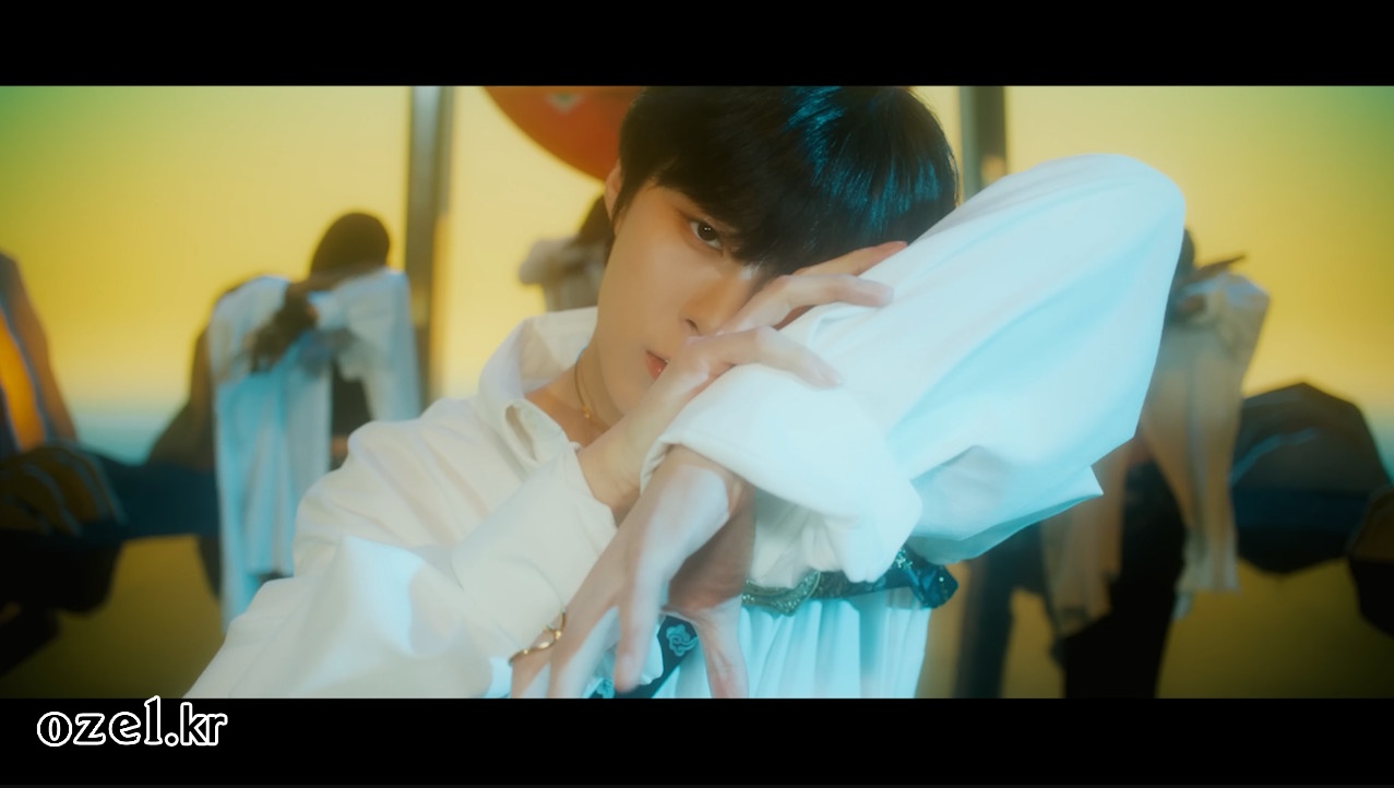 김우석 목걸이 - KIM WOO SEOK (김우석) ‘Dawn’ MV (Face ver.) 오젤(Ozel) 오젤 목걸이 착용 화보 1