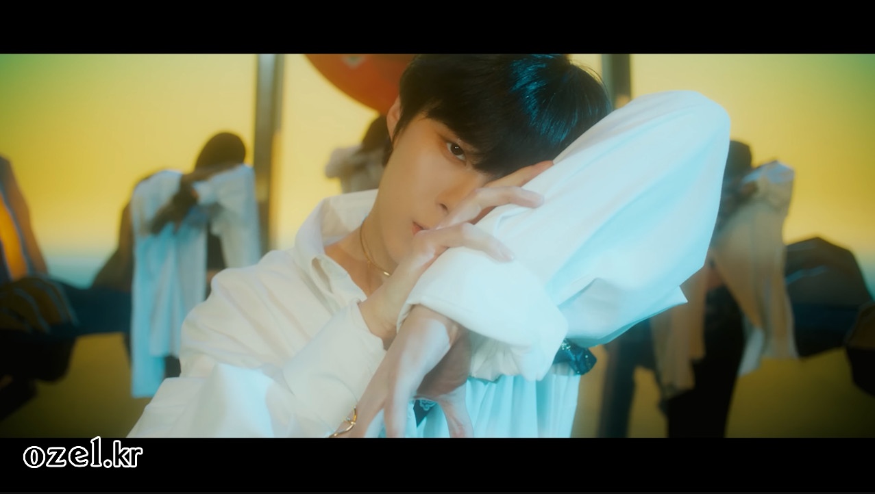 김우석 목걸이 - KIM WOO SEOK (김우석) ‘Dawn’ MV (Face ver.) 오젤(Ozel) 오젤 목걸이 착용 화보 2