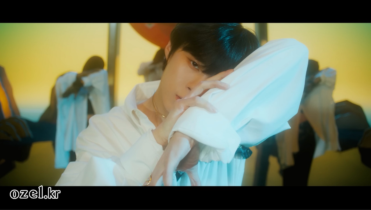 김우석 목걸이 - KIM WOO SEOK (김우석) ‘Dawn’ MV (Face ver.) 오젤(Ozel) 오젤 목걸이 착용 화보 3