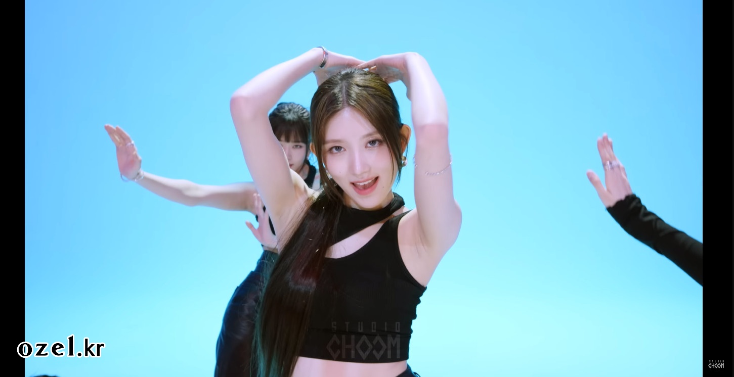 아이브 가을 귀걸이 - 스튜디오춤 유튜브 오젤(Ozel) 오젤 귀걸이 착용 화보 9