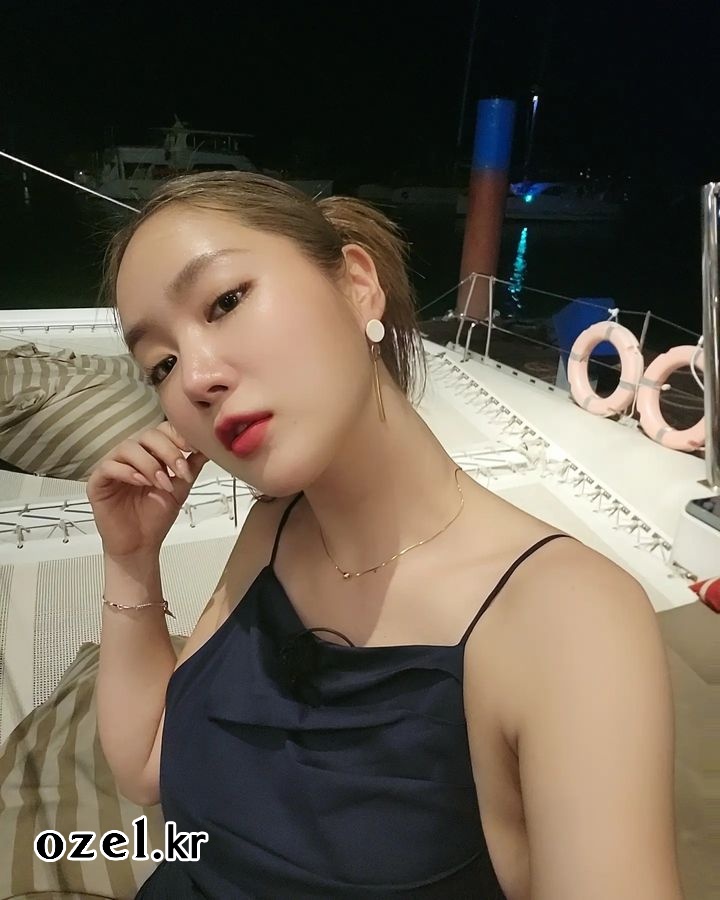 소유 귀걸이 - 소유 공식 인스타그램 오젤(Ozel) 오젤 귀걸이 착용 화보 2