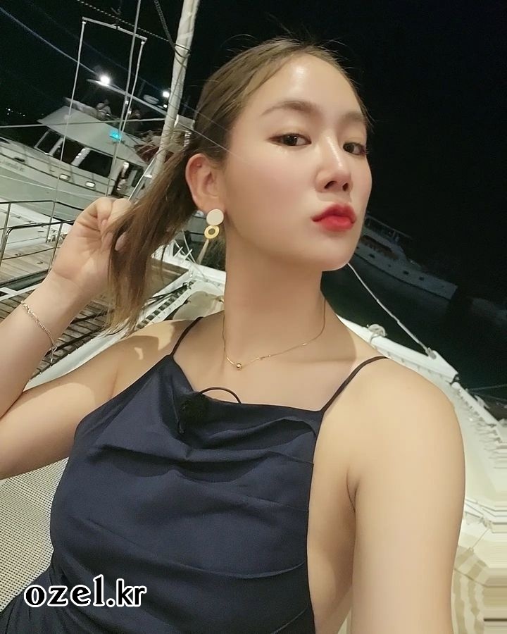 소유 귀걸이 - 소유 공식 인스타그램 오젤(Ozel) 오젤 귀걸이 착용 화보 3