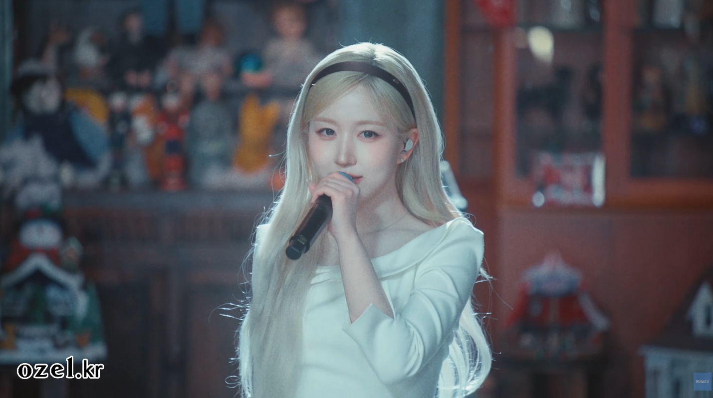 엔믹스 해원 귀걸이 - 엔믹스 공식 유튜브(홀리데이 라이브 스테이지) 오젤(Ozel) 오젤 귀걸이 착용 화보 3
