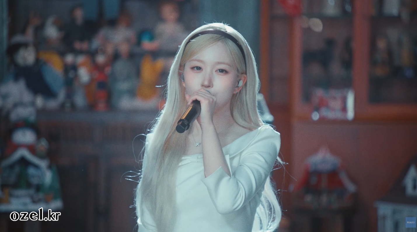 엔믹스 해원 귀걸이 - 엔믹스 공식 유튜브(홀리데이 라이브 스테이지) 오젤(Ozel) 오젤 귀걸이 착용 화보 5