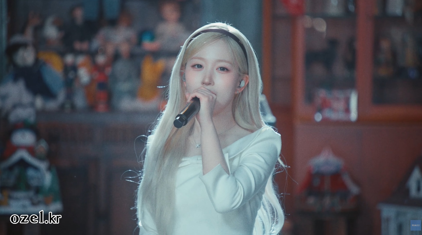 엔믹스 해원 귀걸이 - 엔믹스 공식 유튜브(홀리데이 라이브 스테이지) 오젤(Ozel) 오젤 귀걸이 착용 화보 6
