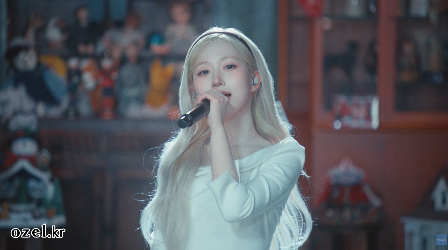 엔믹스 해원 귀걸이 - 엔믹스 공식 유튜브(홀리데이 라이브 스테이지) 오젤(Ozel) 오젤 귀걸이 착용 화보 7