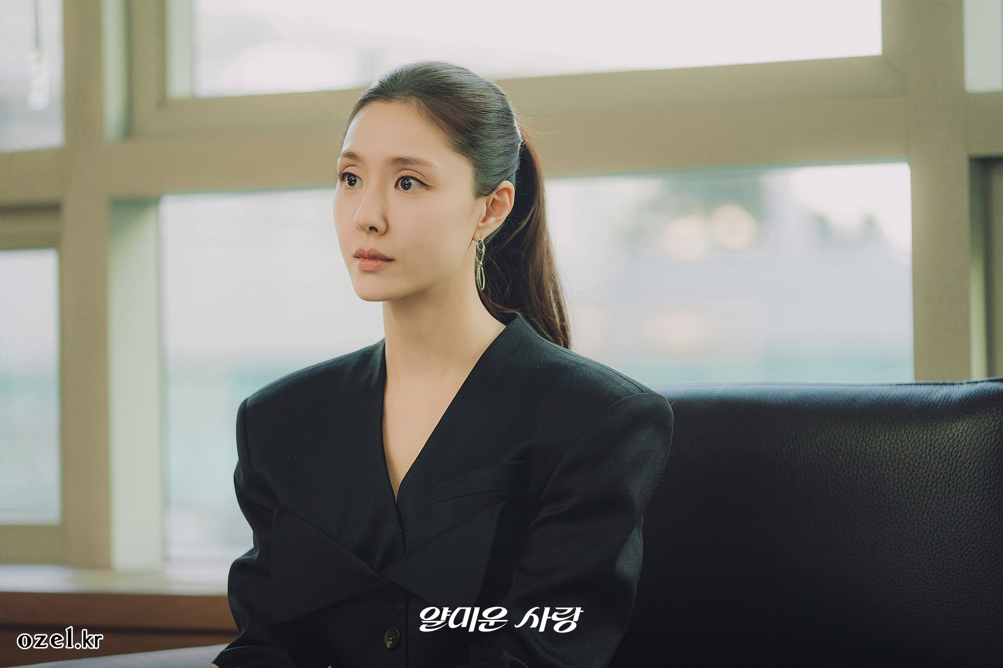 서지혜 귀걸이 - tvN 드라마 공식 인스타그램 오젤(Ozel) 오젤 귀걸이 착용 화보 1