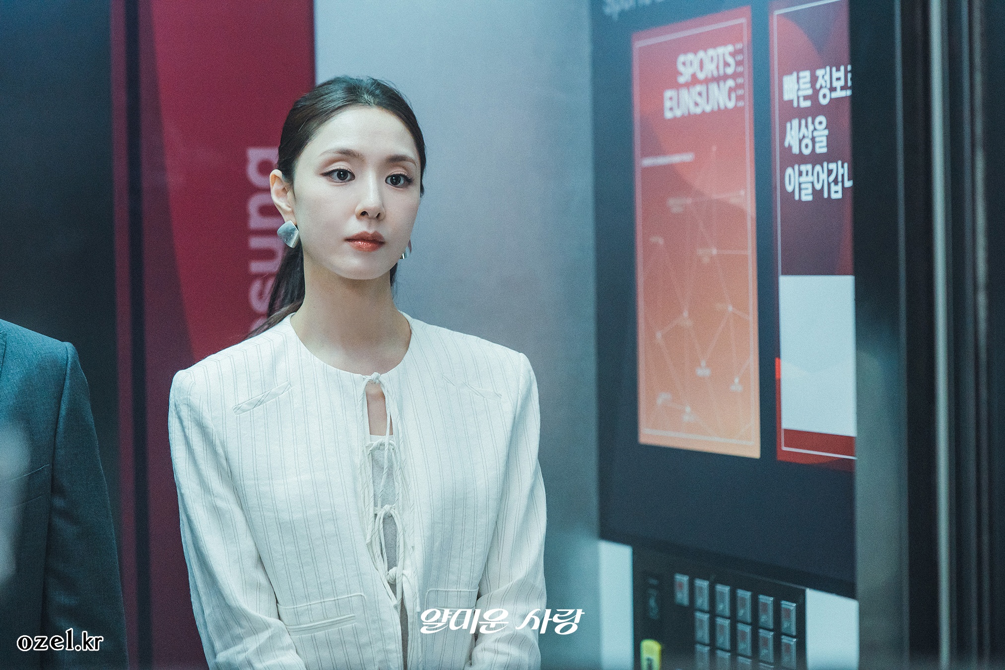 서지혜 귀걸이 - tvNdrama 공식 인스타그램 오젤(Ozel) 오젤 귀걸이 착용 화보 1