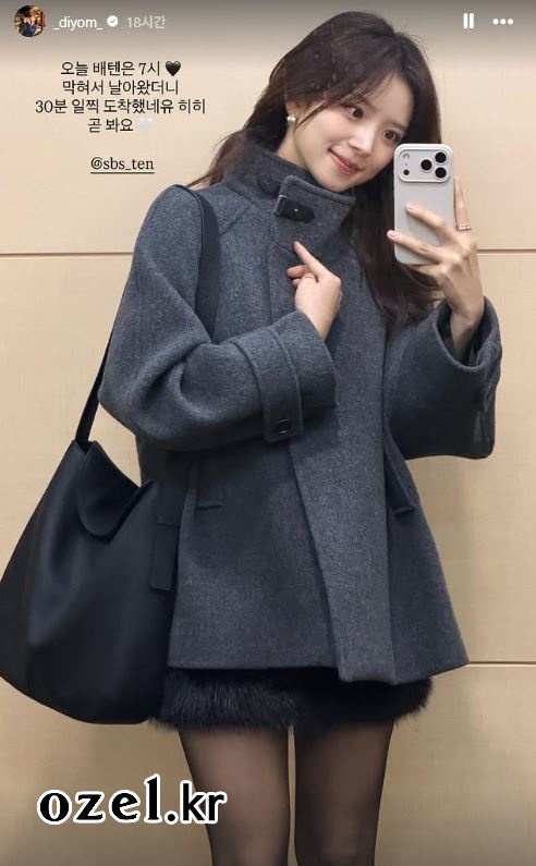 인플루언서 김지영 귀걸이 - 김지영 인스타그램 스토리 오젤(Ozel) 오젤 귀걸이 착용 화보 1