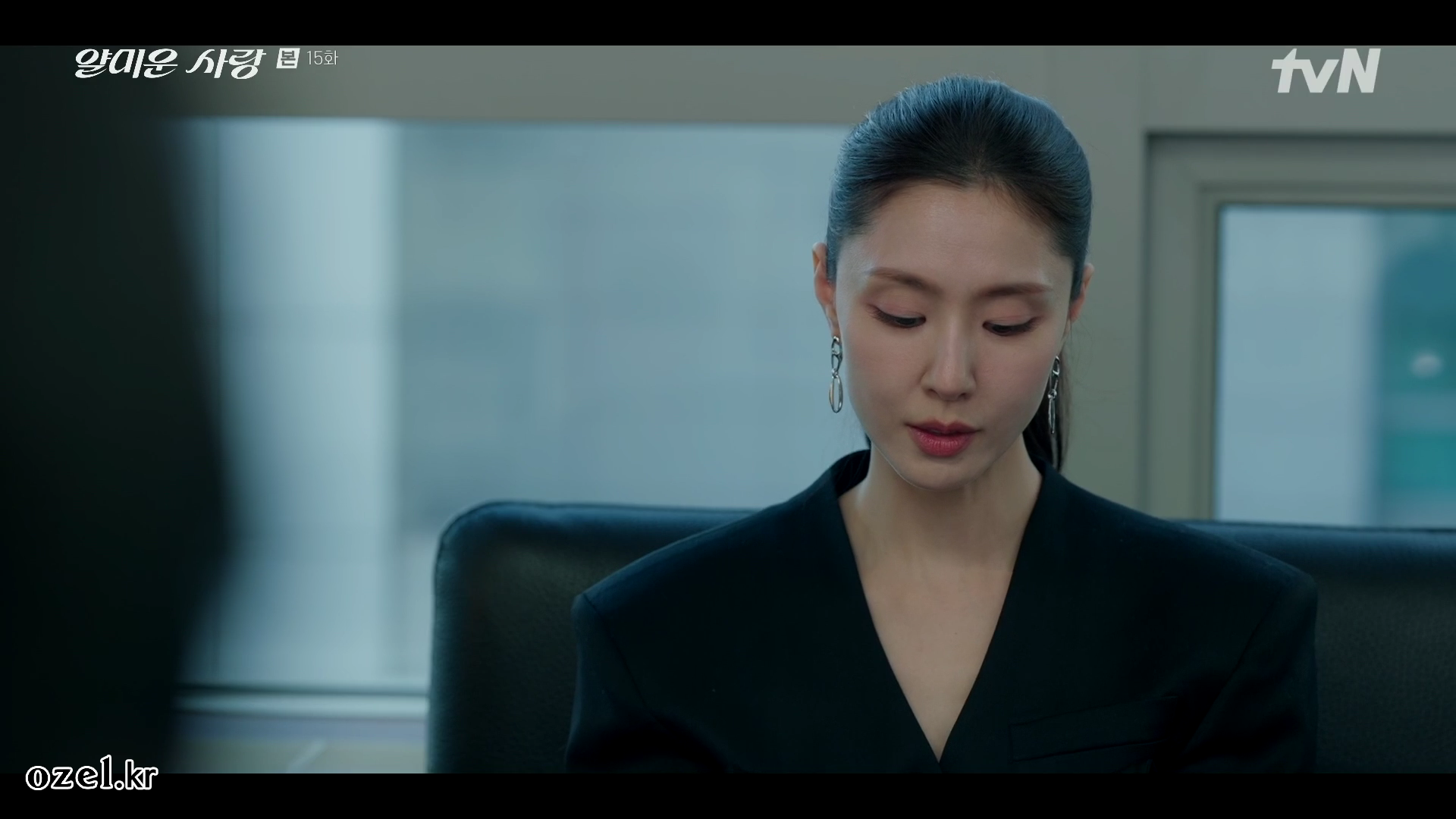 서지혜 귀걸이 - tvN 얄미운 사랑 오젤(Ozel) 오젤 귀걸이 착용 화보 2