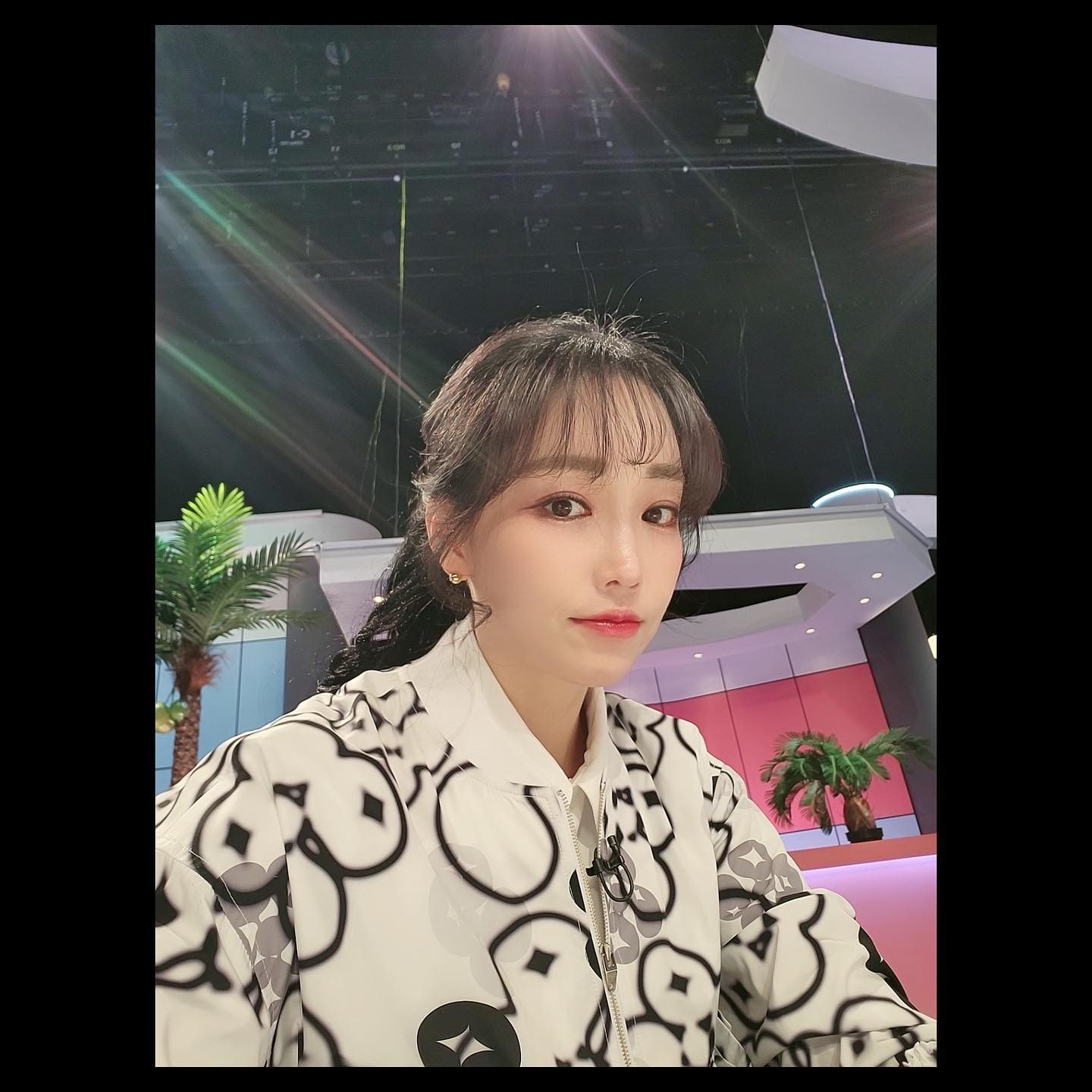 이유리 귀걸이 - 이유리 공식 인스타그램 오젤(Ozel) 오젤 귀걸이 착용 화보 1