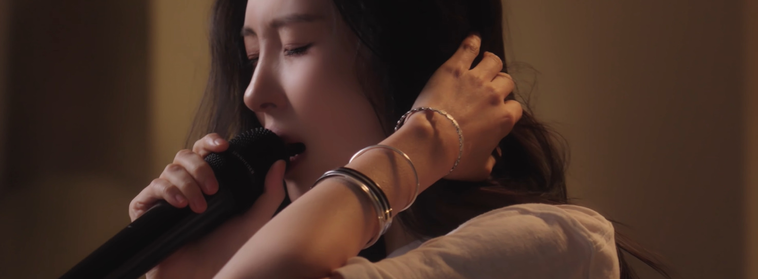 선미 팔찌 - 선미 공식 유튜브(라이브클립) 오젤(Ozel) 오젤 팔찌 착용 화보 13