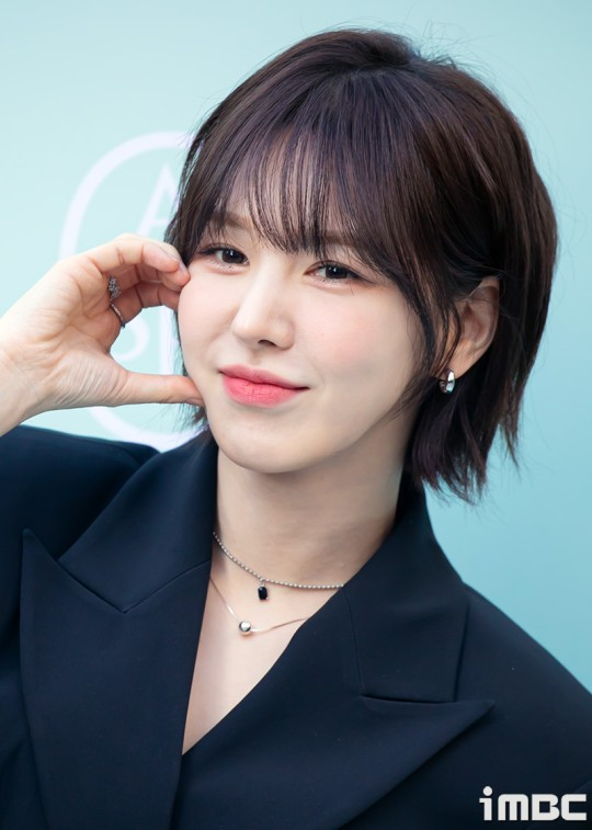 레드벨벳 웬디 목걸이 - 온라인기사 오젤(Ozel) 오젤 목걸이 착용 화보 1