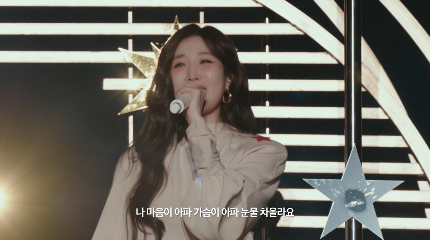 다비치 이해리 귀걸이 - 강민경 공식 유튜브 오젤(Ozel) 오젤 귀걸이 착용 화보 5