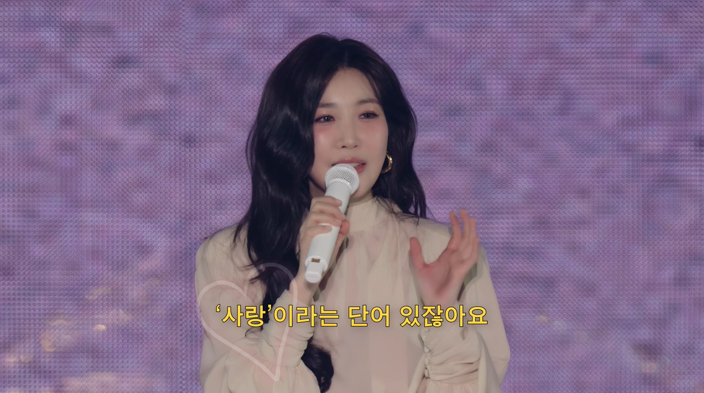 다비치 이해리 귀걸이 - 강민경 공식 유튜브 오젤(Ozel) 오젤 귀걸이 착용 화보 1