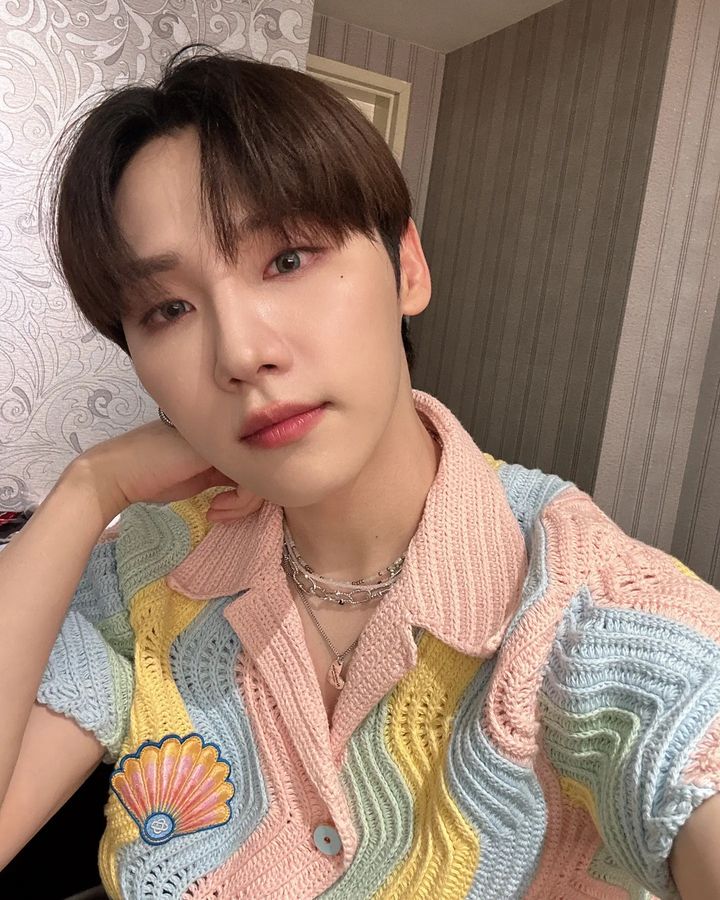 AB6IX 전웅 목걸이 - AB6IX 공식인스타그램 오젤(Ozel) 오젤 목걸이 착용 화보 2