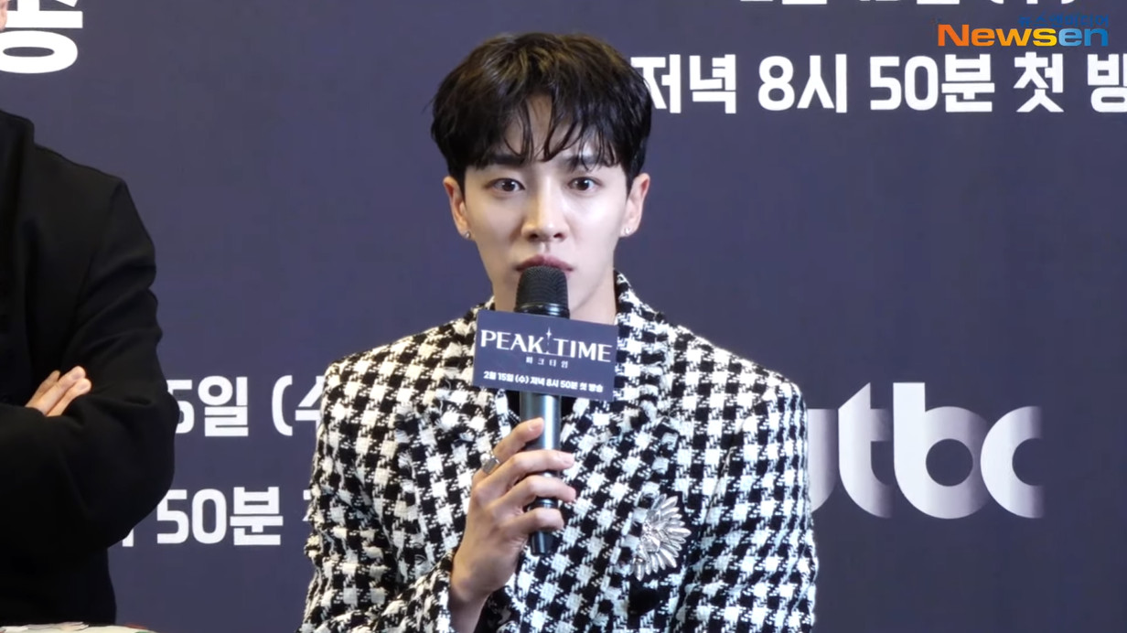 하이라이트 이기광 귀걸이 - 뉴스엔 유튜브 (피크타임 제작발표회) 오젤(Ozel) 오젤 귀걸이 착용 화보 2