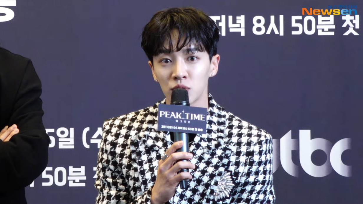하이라이트 이기광 귀걸이 - 뉴스엔 유튜브 (피크타임 제작발표회) 오젤(Ozel) 오젤 귀걸이 착용 화보 3