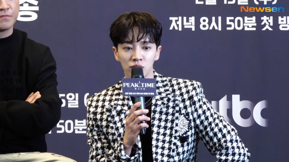 하이라이트 이기광 귀걸이 - 뉴스엔 유튜브 (피크타임 제작발표회) 오젤(Ozel) 오젤 귀걸이 착용 화보 5