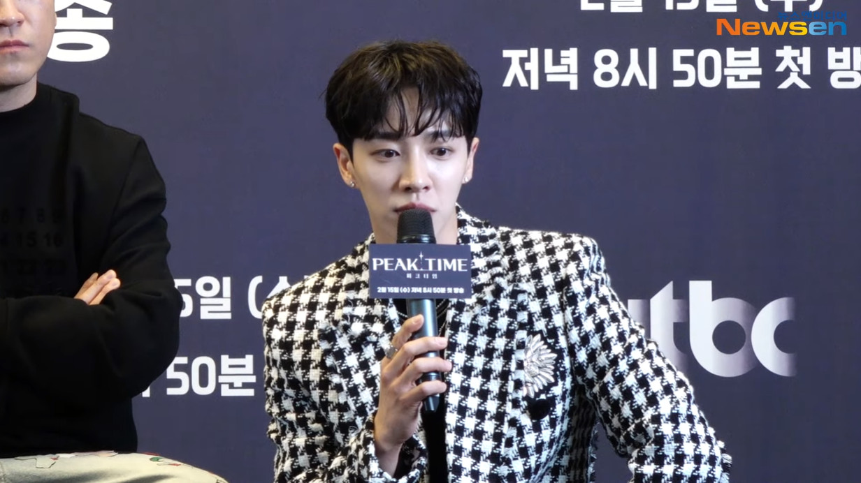 하이라이트 이기광 귀걸이 - 뉴스엔 유튜브 (피크타임 제작발표회) 오젤(Ozel) 오젤 귀걸이 착용 화보 1