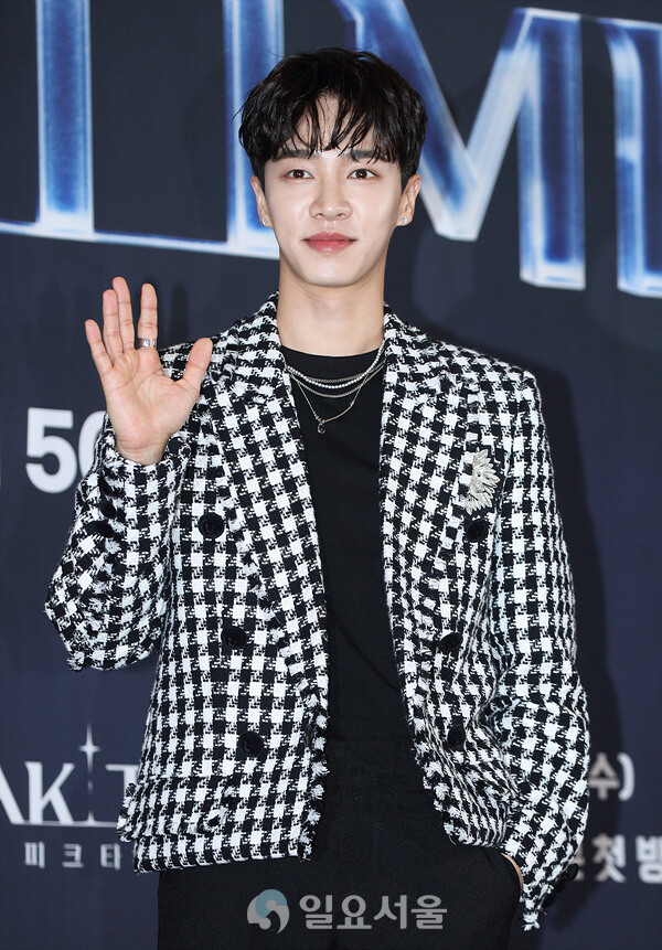 하이라이트 이기광 귀걸이 - 온라인 기사 (피크타임 제작발표회) 오젤(Ozel) 오젤 귀걸이 착용 화보 3