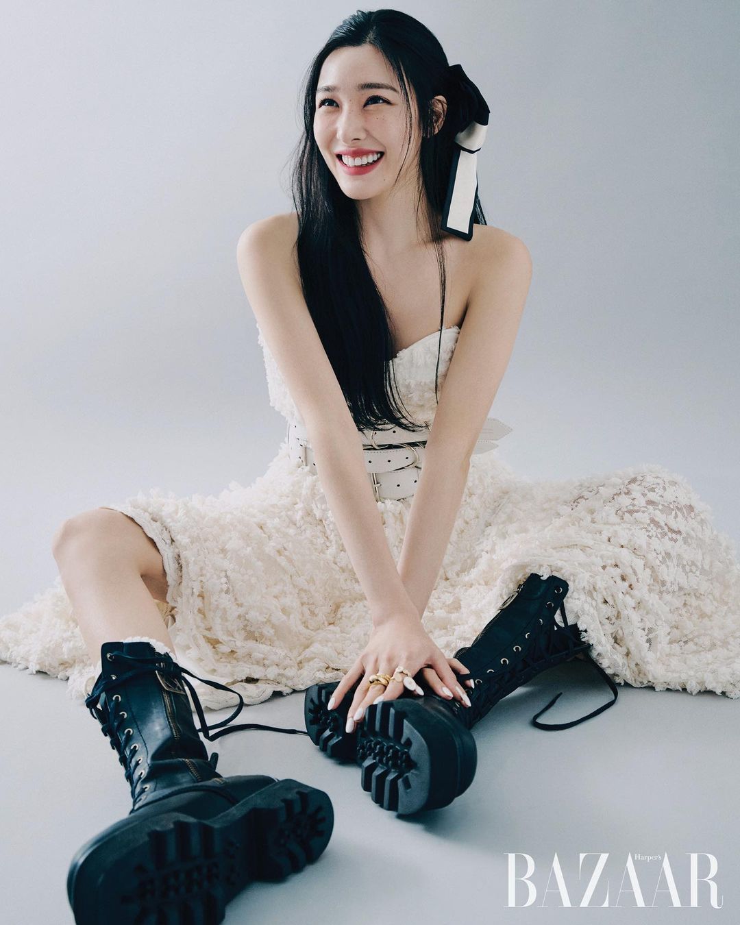 티파니 영 반지 - 티파니 영 공식인스타그램 오젤(Ozel) 오젤 반지 착용 화보 1