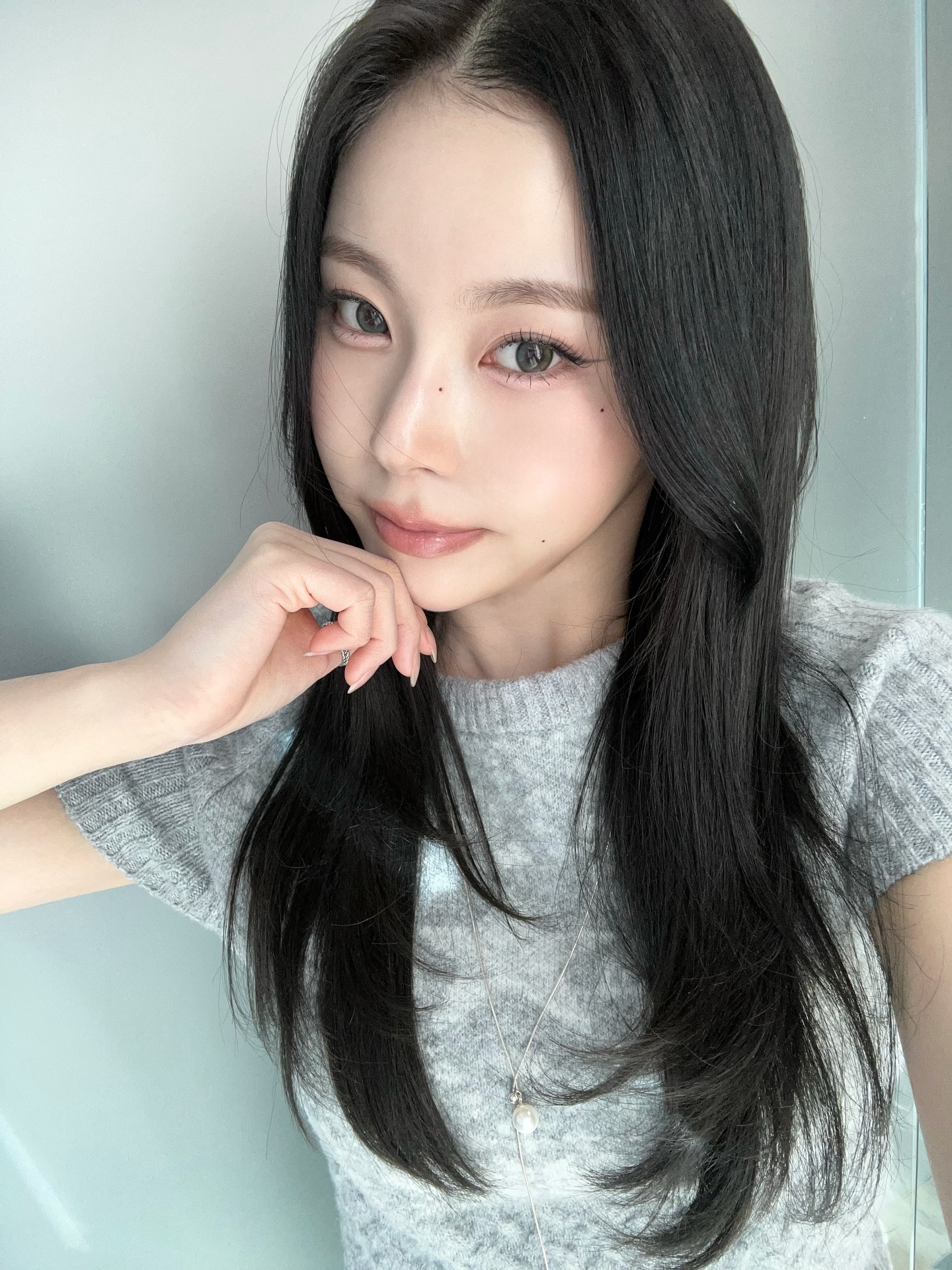 엔믹스 규진 목걸이 - 엔믹스 공식 인스타그램 오젤(Ozel) 오젤 목걸이, 반지 두개 착용 화보 3