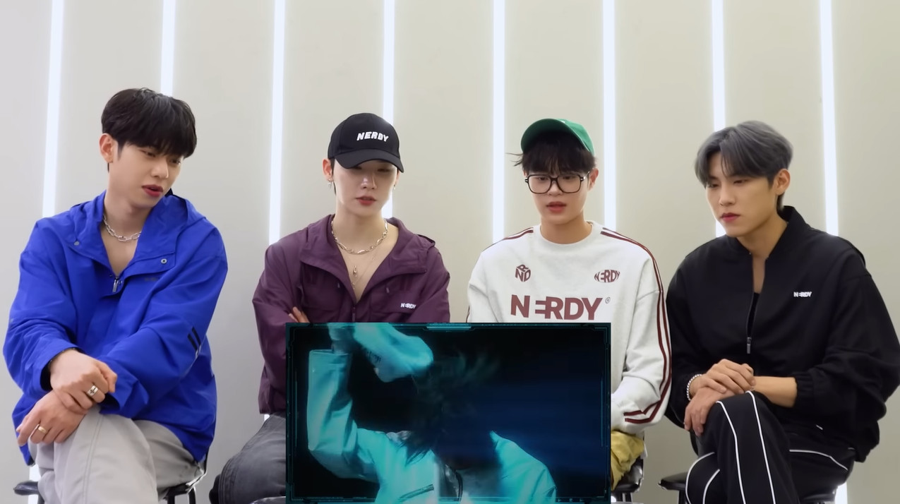 AB6IX 동현 목걸이 - AB6IX 공식 유튜브 오젤(Ozel) 오젤 목걸이 착용 화보 6