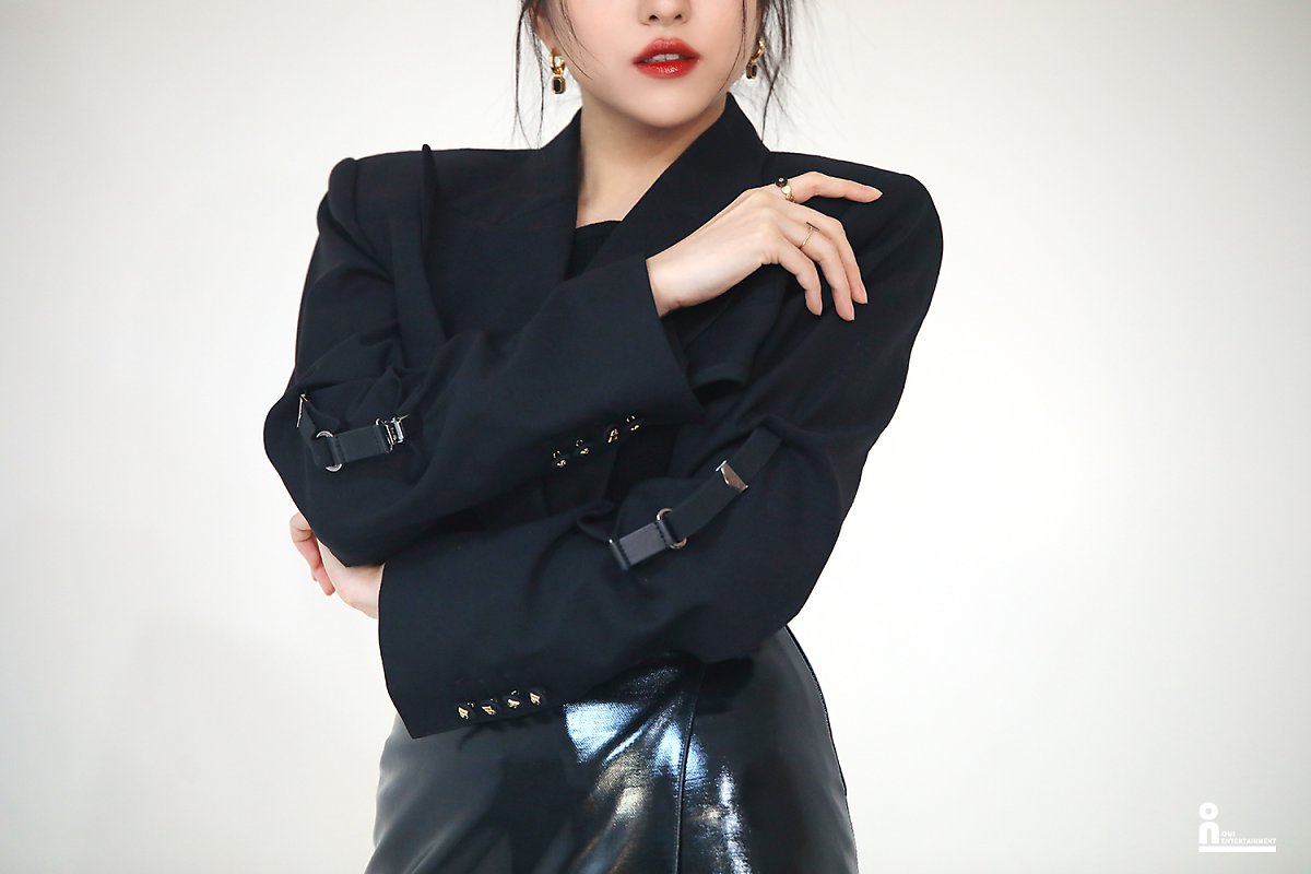 김소원 반지 - 위엔터테인먼트 공식 네이버 포스트 오젤(Ozel) 오젤 반지 착용 화보 4