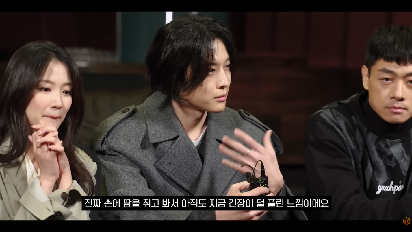김혜윤 반지 - 쇼박스 공식 유튜브 오젤(Ozel) 오젤 반지 착용 화보 3