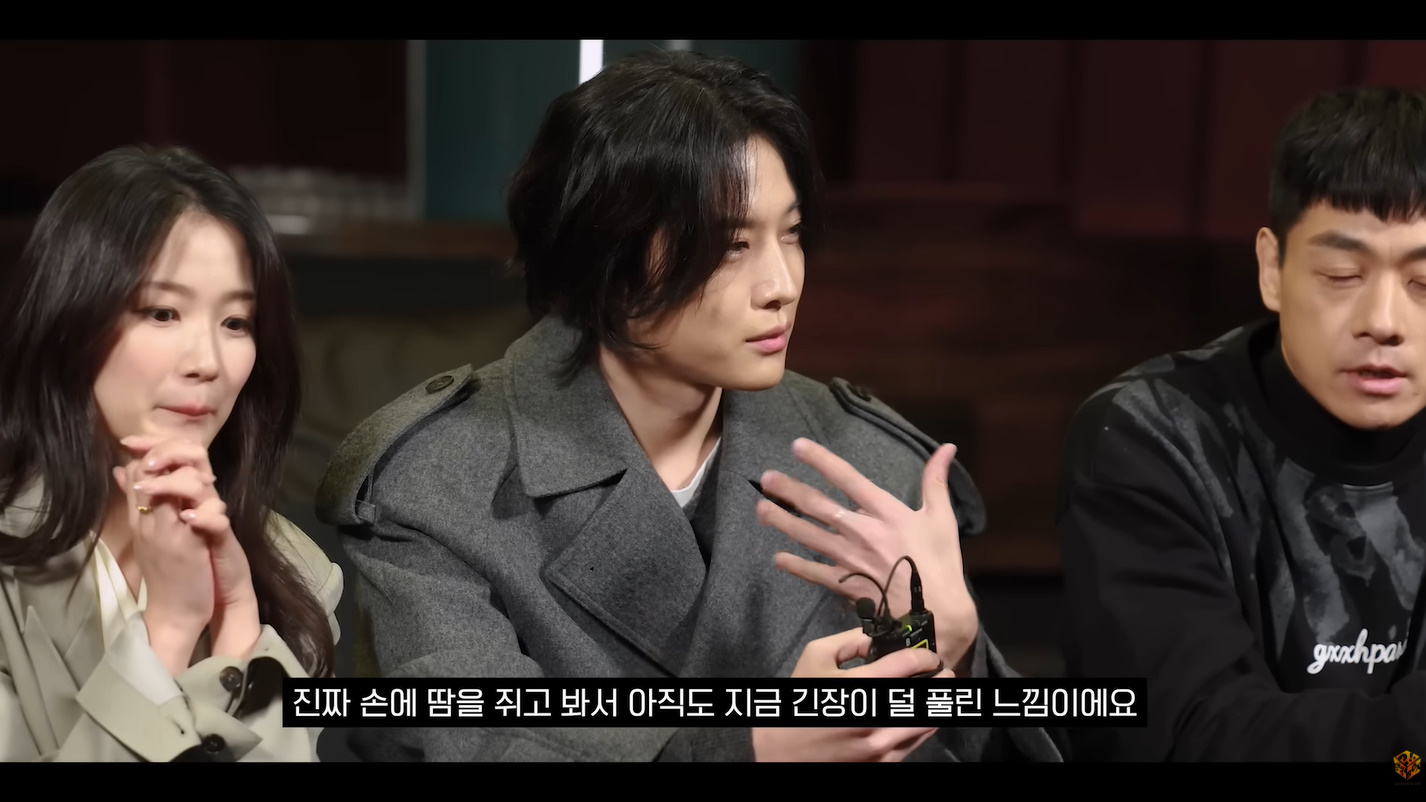 김혜윤 반지 - 쇼박스 공식 유튜브 오젤(Ozel) 오젤 반지 착용 화보 4