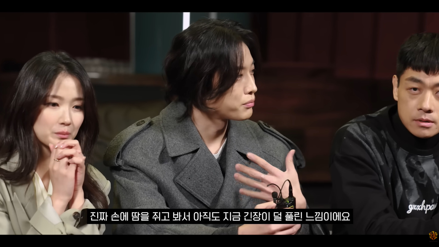 김혜윤 반지 - 쇼박스 공식 유튜브 오젤(Ozel) 오젤 반지 착용 화보 5