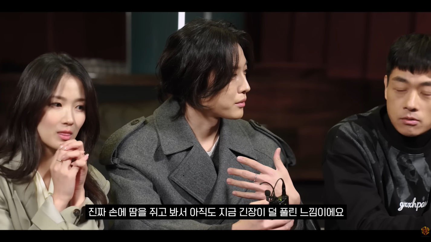 김혜윤 반지 - 쇼박스 공식 유튜브 오젤(Ozel) 오젤 반지 착용 화보 6