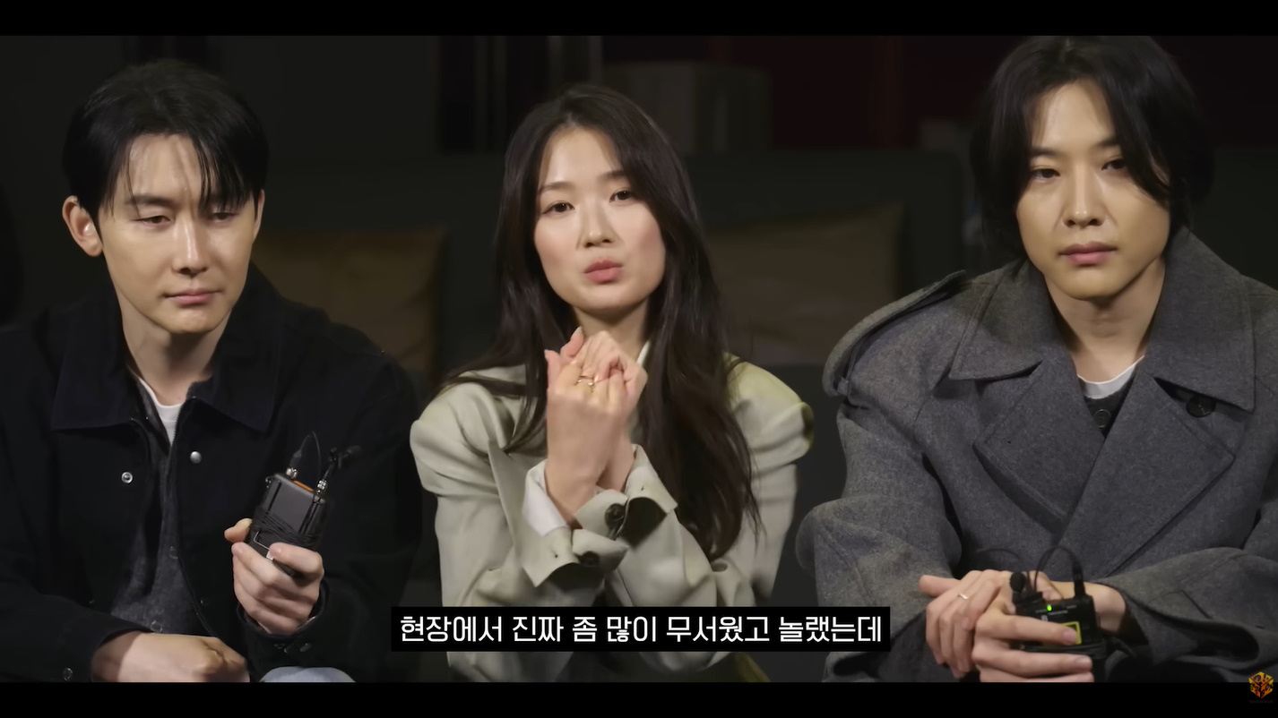 김혜윤 반지 - 쇼박스 공식 유튜브 오젤(Ozel) 오젤 반지 착용 화보 8