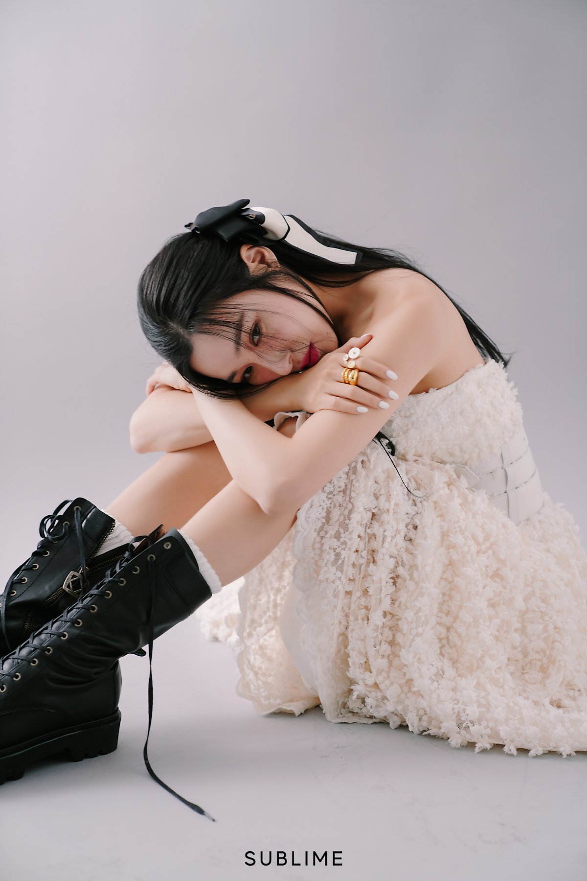 티파니 영 반지 - 써브라임 엔터테인먼트 네이버 포스트 오젤(Ozel) 오젤 반지 착용 화보 4