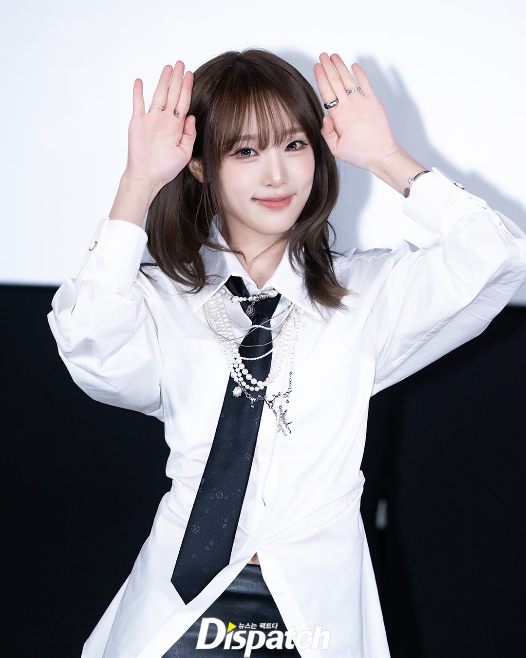 최예나 팔찌 - 디스패치 공식 인스타그램 오젤(Ozel) 오젤 팔찌 착용 화보 1