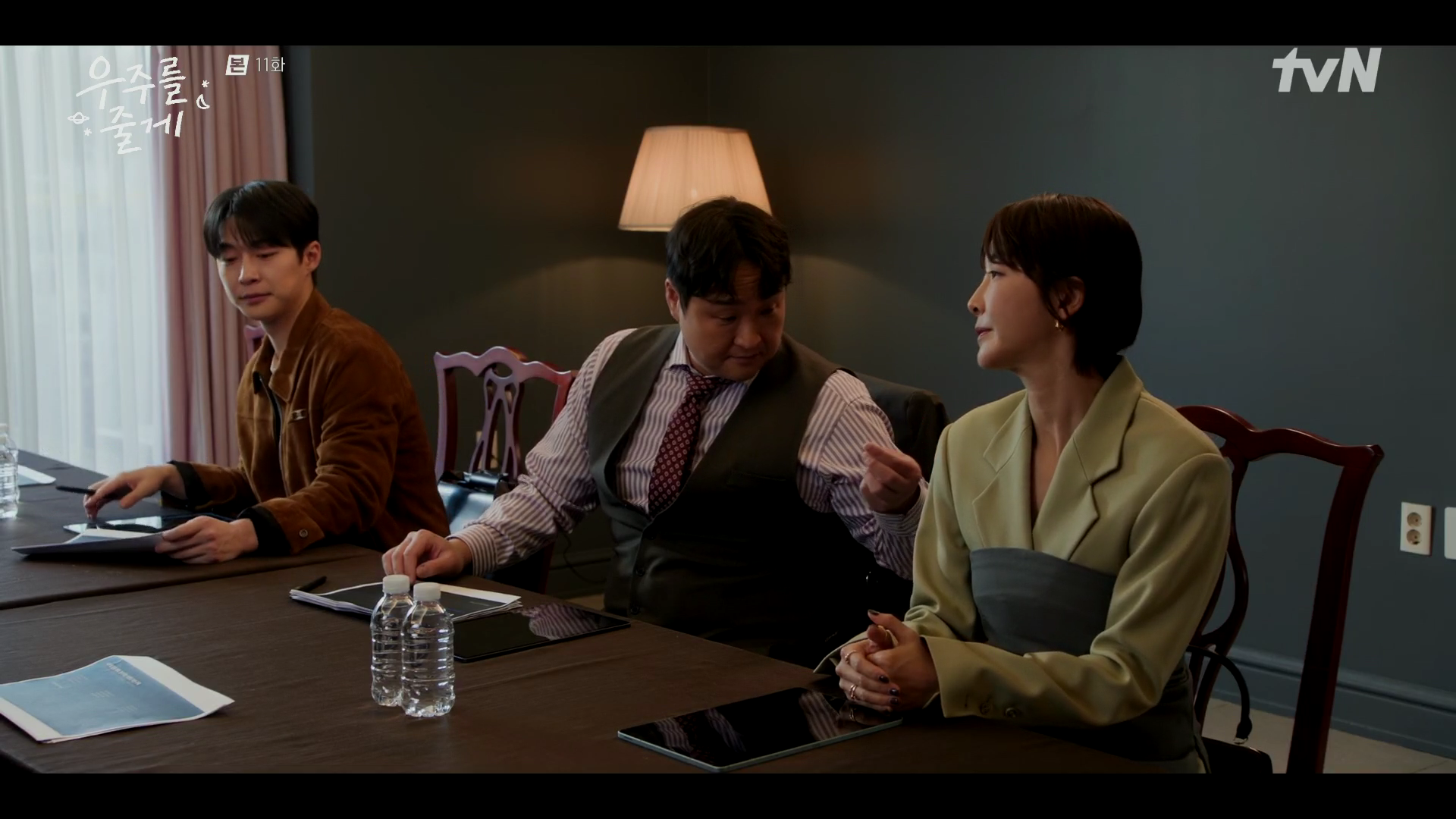 진서연 귀걸이 - tvN 우주를 줄게 오젤(Ozel) 오젤 귀걸이 착용 화보 3