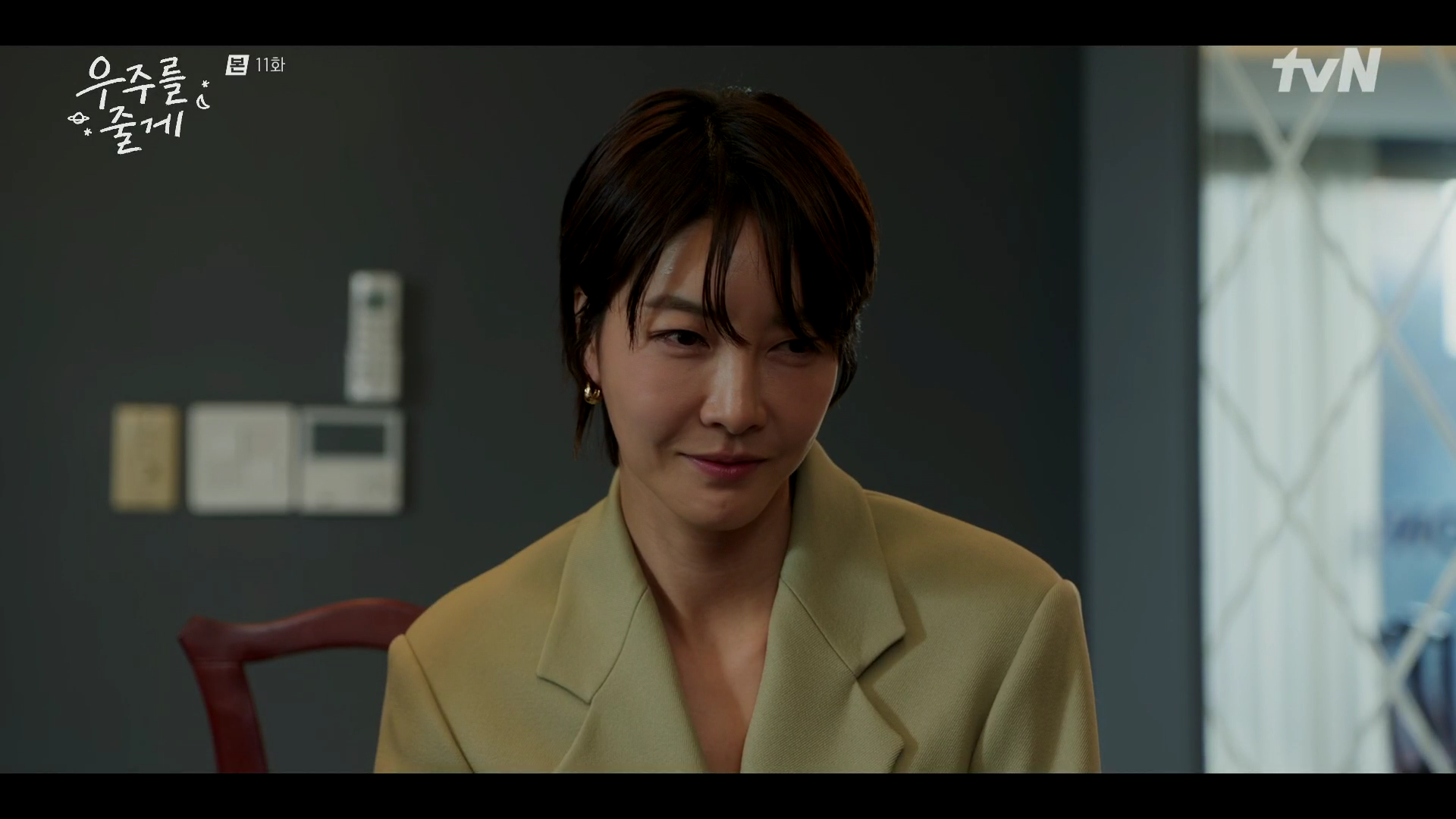진서연 귀걸이 - tvN 우주를 줄게 오젤(Ozel) 오젤 귀걸이 착용 화보 5