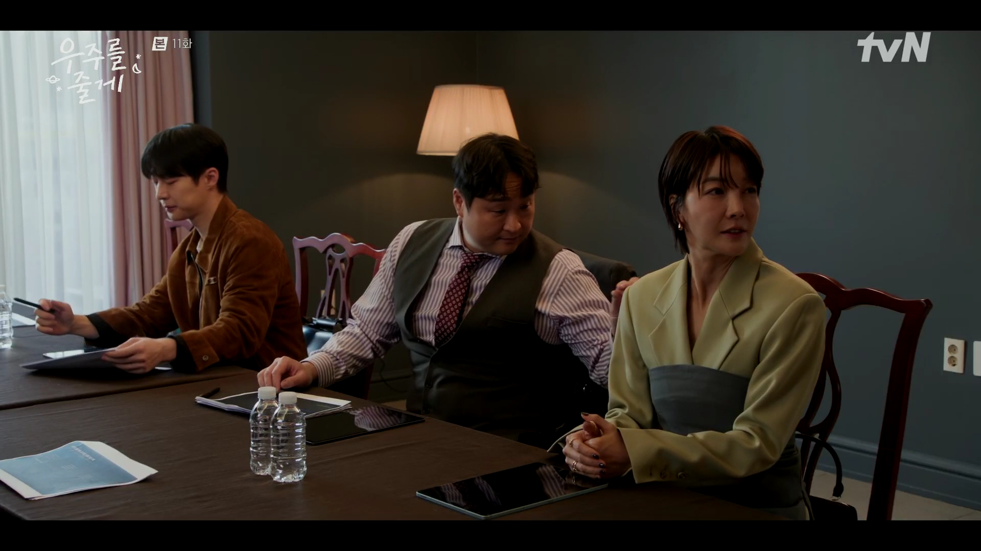 진서연 귀걸이 - tvN 우주를 줄게 오젤(Ozel) 오젤 귀걸이 착용 화보 9
