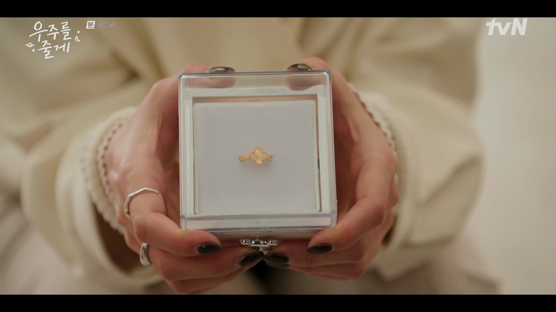 진서연 Ring - High-end jewelry brands 10