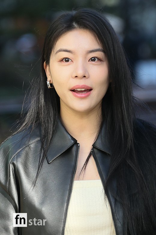 에일리 귀걸이 - 불후의명곡 출근길 온라인기사 오젤(Ozel) 오젤 귀걸이 착용 화보 3