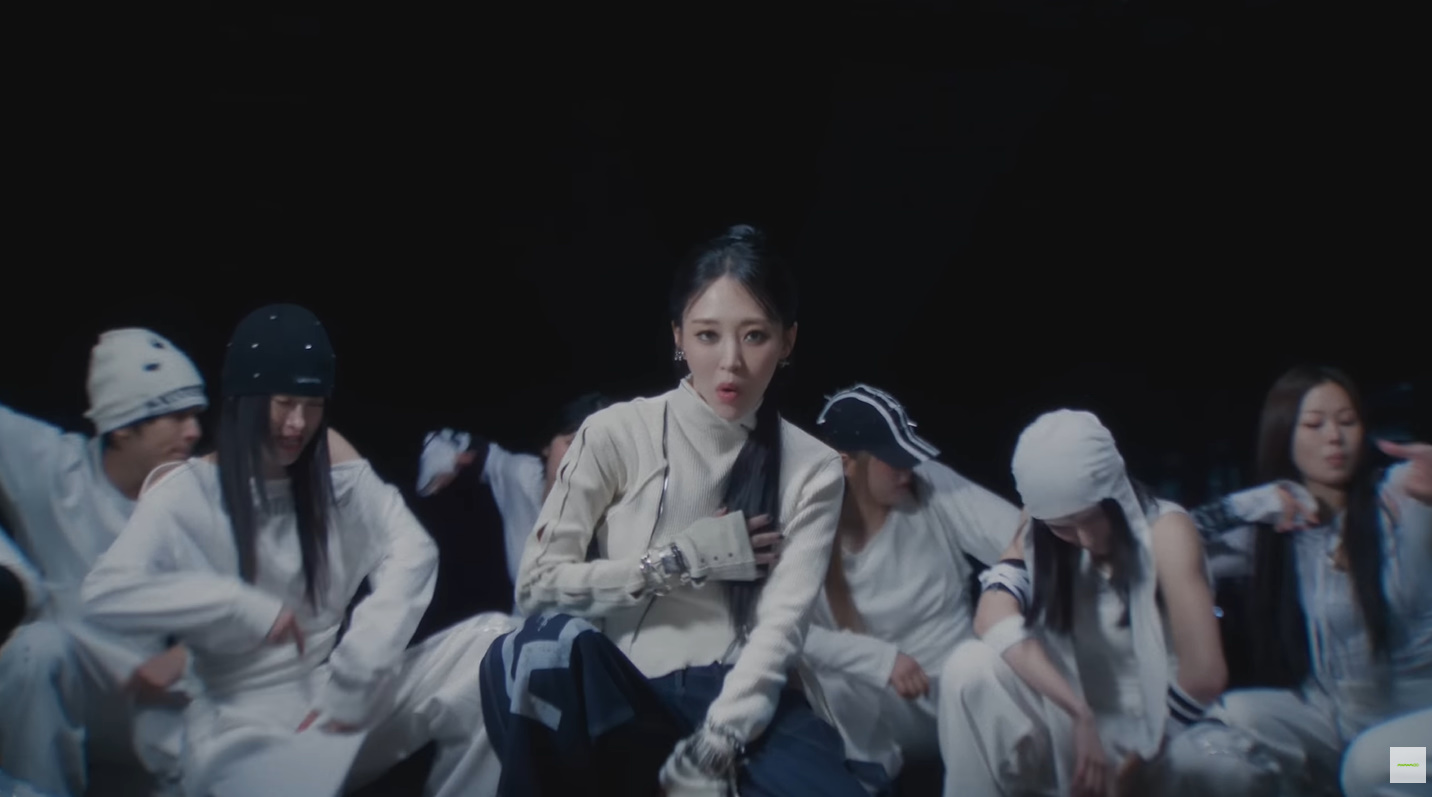 마마무 문별 쥬얼리 - _Herts_ 뮤직비디오 오젤(Ozel) 오젤 뱅글 착용 화보 10