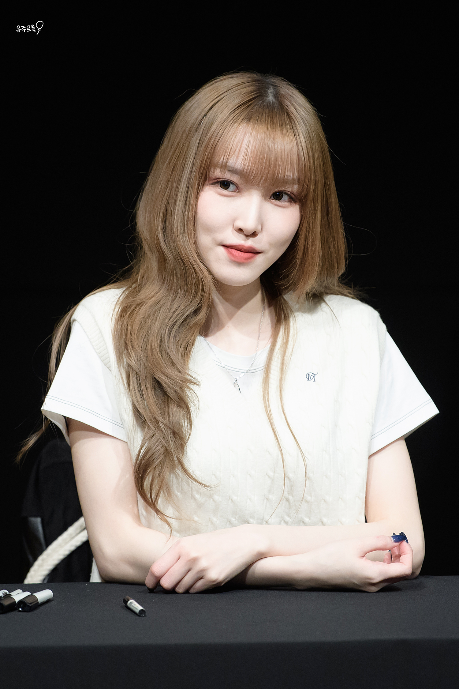 유주 목걸이 - 유주 팬 트위터 (@971004_yuju) 오젤(Ozel) 오젤 목걸이 착용 화보 3