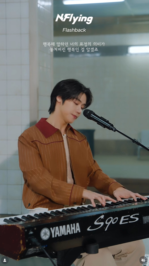 엔플라잉 이승협 목걸이 - 엔플라잉 공식 릴스 오젤(Ozel) 오젤 목걸이 착용 화보 5