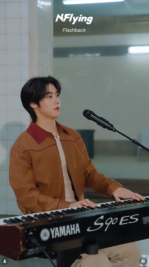 엔플라잉 이승협 목걸이 - 엔플라잉 공식 릴스 오젤(Ozel) 오젤 목걸이 착용 화보 8