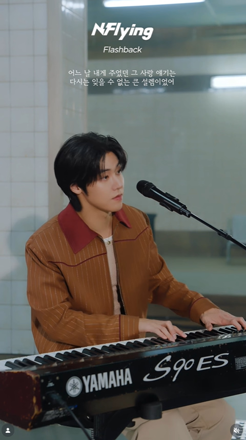 엔플라잉 이승협 목걸이 - 엔플라잉 공식 릴스 오젤(Ozel) 오젤 목걸이 착용 화보 1