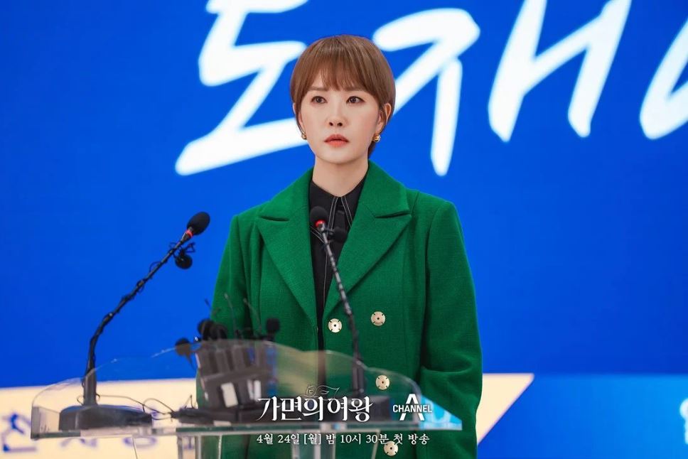 김선아 귀걸이 - 채널A공식 인스타그램 오젤(Ozel) 오젤 귀걸이 착용 화보 1