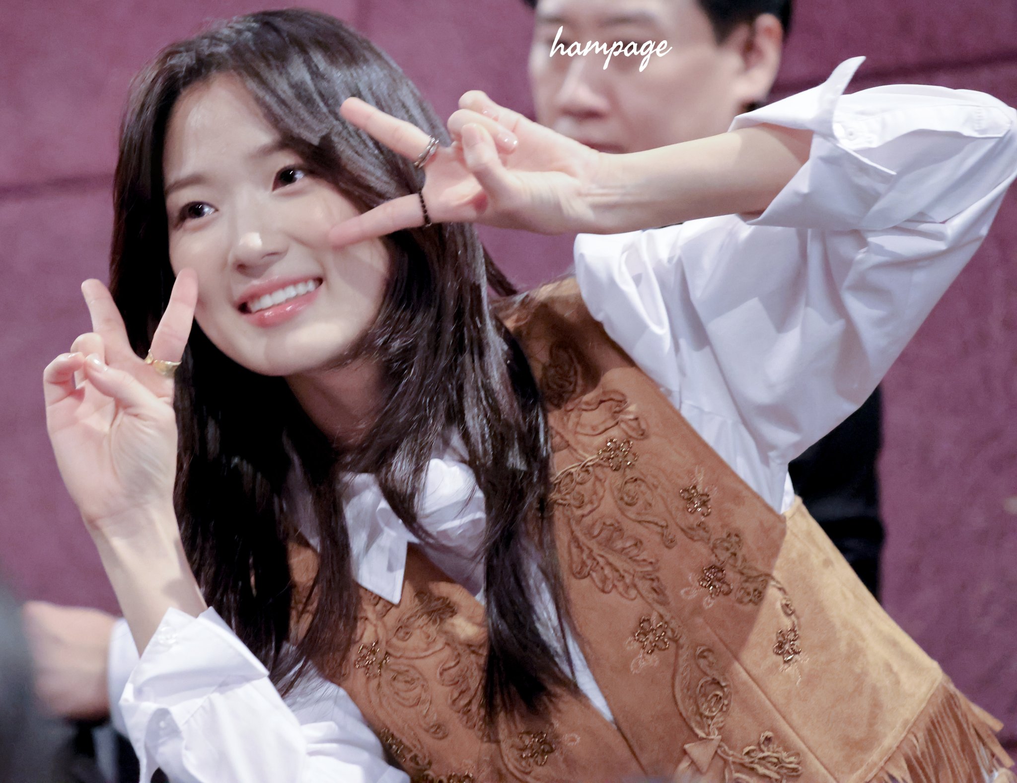 김혜윤 반지 - 팬 트위터(@healingsuam1028) 오젤(Ozel) 오젤 반지 착용 화보 1