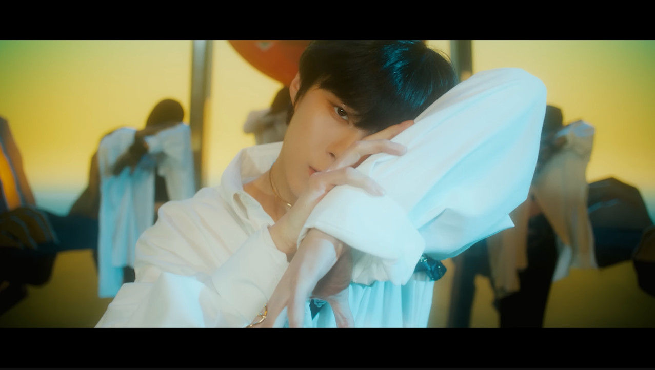김우석 목걸이 - KIM WOO SEOK (김우석) ‘Dawn’ MV (Face ver.) 오젤(Ozel) 오젤 목걸이 착용 화보 3