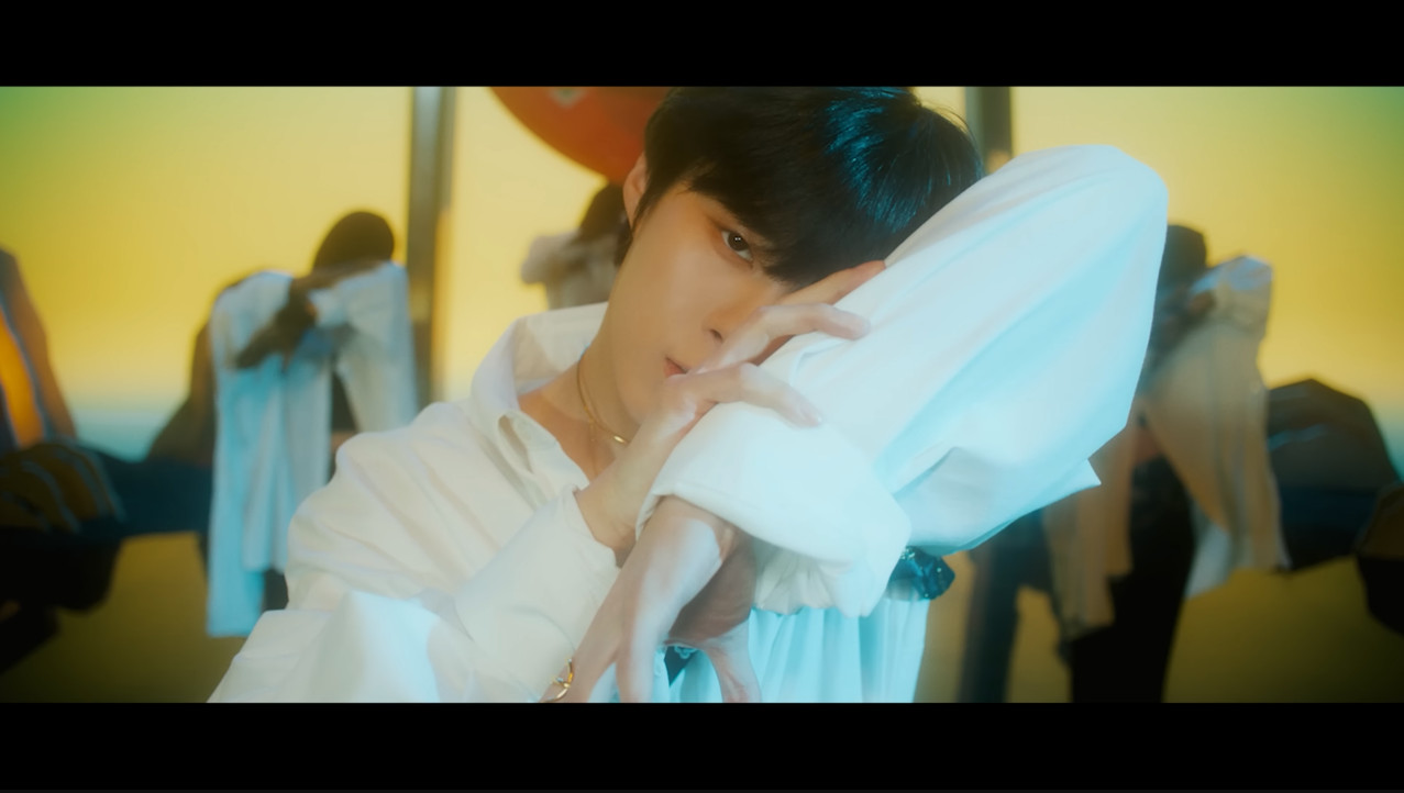 김우석 목걸이 - KIM WOO SEOK (김우석) ‘Dawn’ MV (Face ver.) 오젤(Ozel) 오젤 목걸이 착용 화보 4